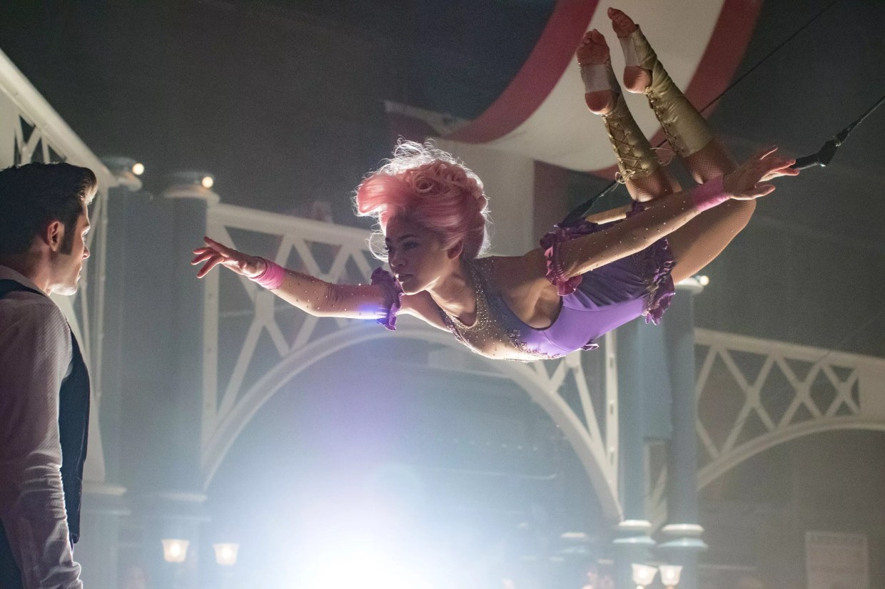 Suckers May Be Bored Every Minute of the Exhausting <i>The Greatest Showman</i>
