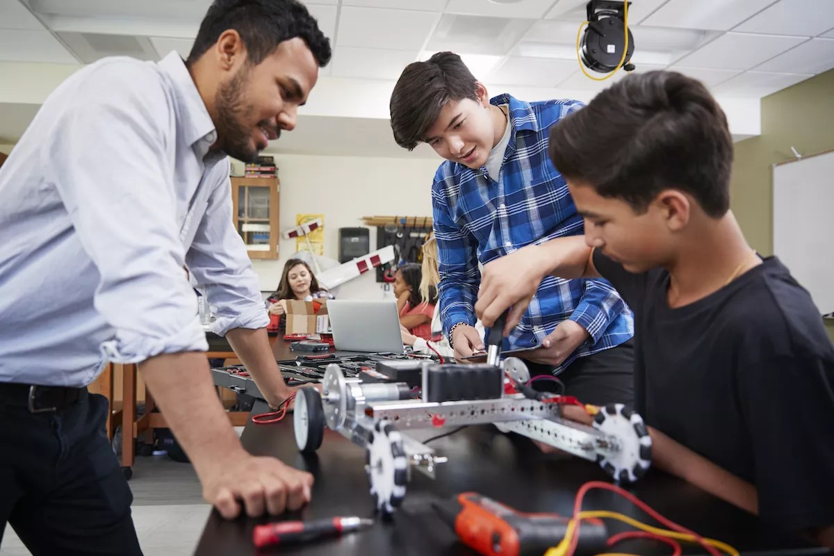 Verizon Hosts Boys-Only STEM Camp at FIU, Angering Miami Women’s Group