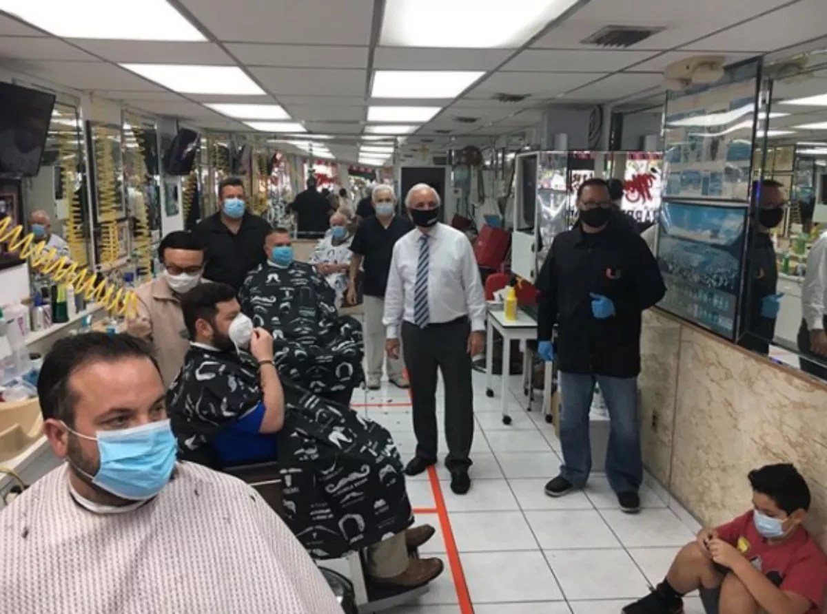 Miami-Dade Mayor Blasted for Pic in Busy Barbershop