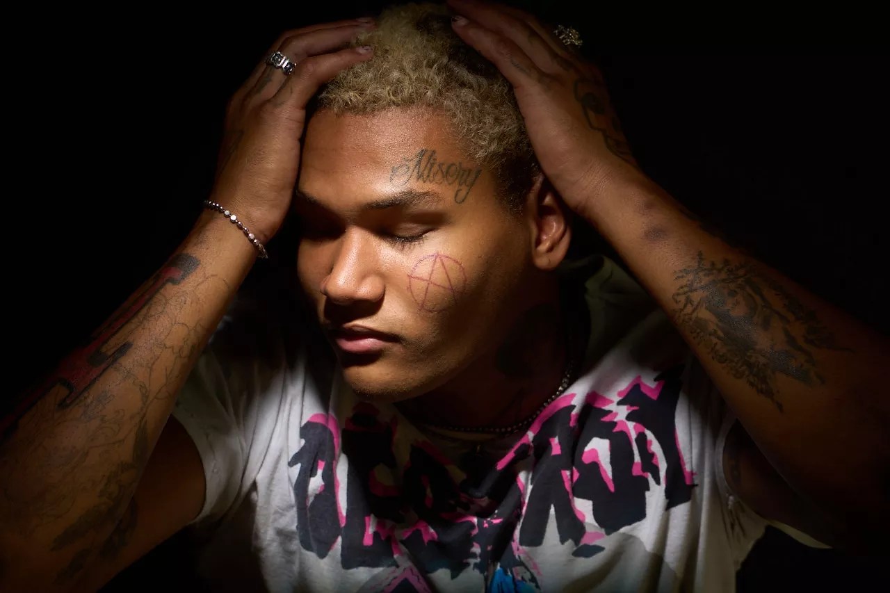 Ekkstacy with his hands on his head