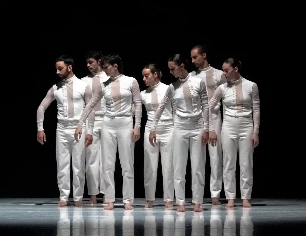 Dancers of the Compagnia Opus Ballet dressed in all white
