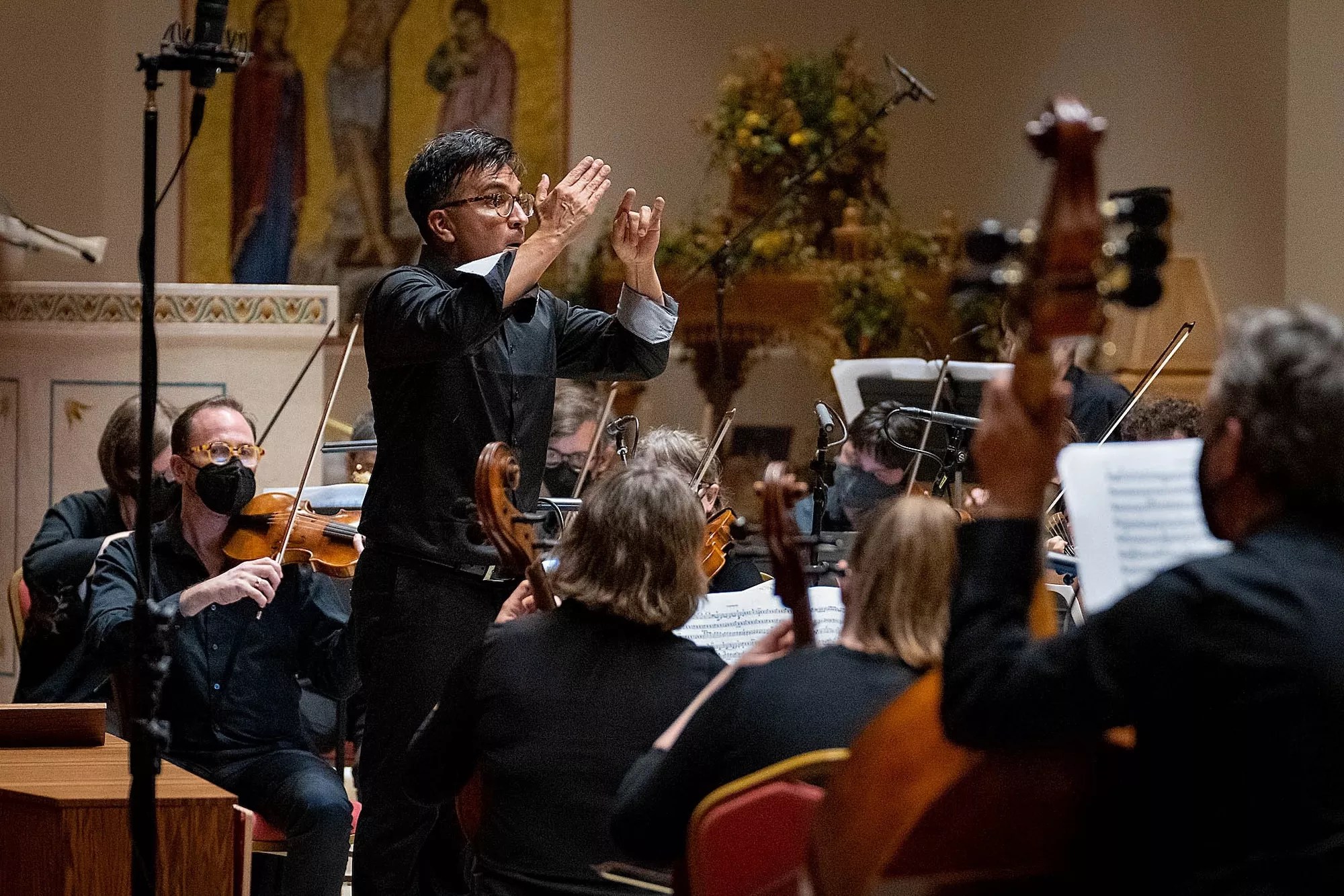 Guest conductor Rubén Valenzuela leading the orchestra