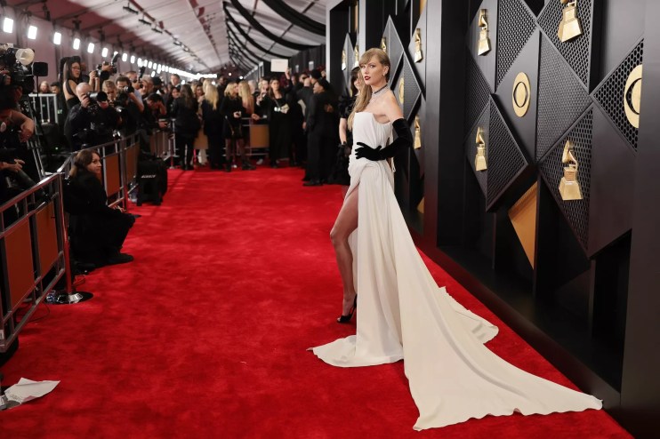 taylor swift in a white dress on the white carpet