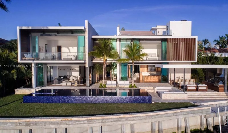photo of the exterior of 428 S. Hibiscus Dr., a contemporary manse designed by architect Ralph Choeff and built in 2017 on Hibiscus Island, Miami Beach