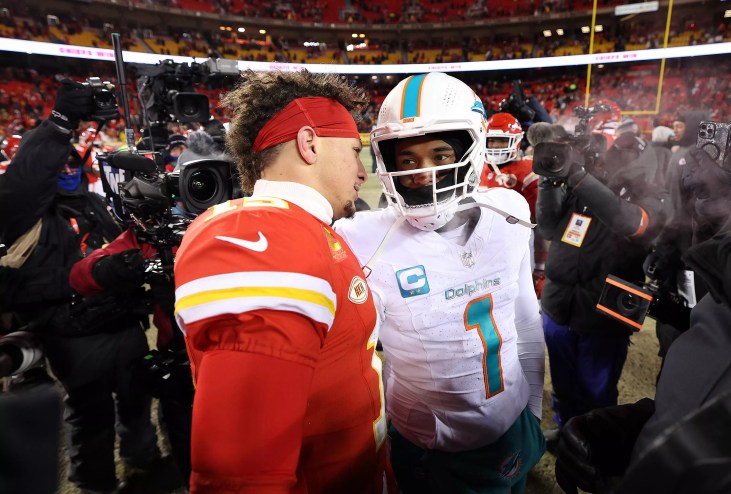 Tagovailoa and Mahomes have a post-game chat in frigid temperatures after the Chiefs beat the Dolphins in the 2024 playoffs