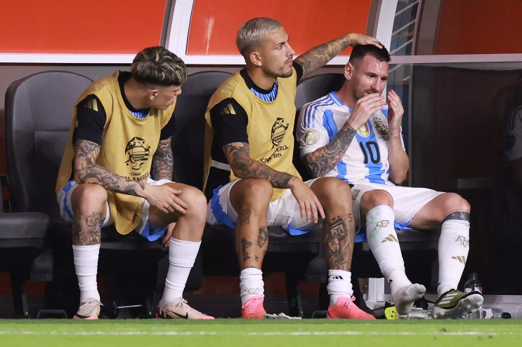His hands open in front of his face, Lionel Messi is in pain on the bench after leaving the Copa America final