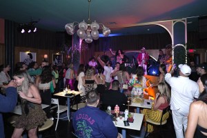 A band performing on stage at Hoy Como Ayer