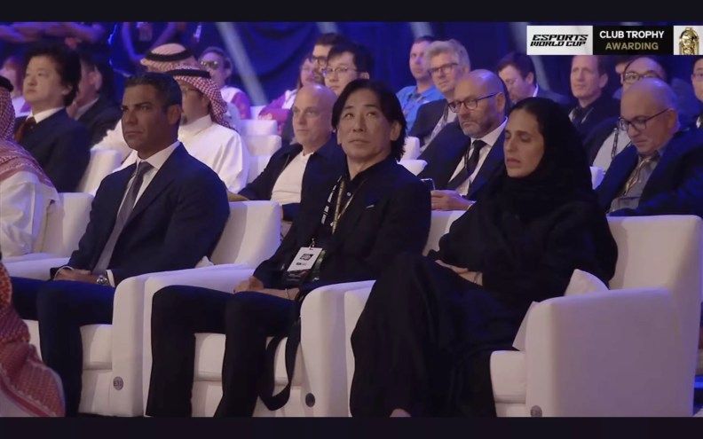 dignitaries in comfy white armchairs at a fancy ceremony