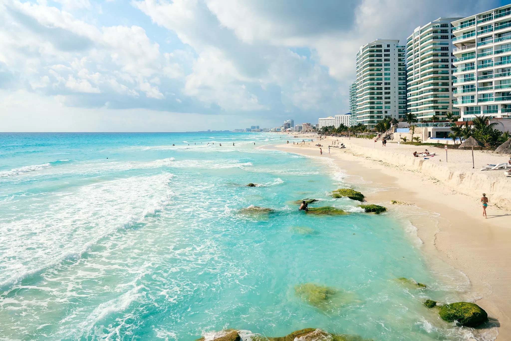 view of the shore in Cancún with buildings on the sand