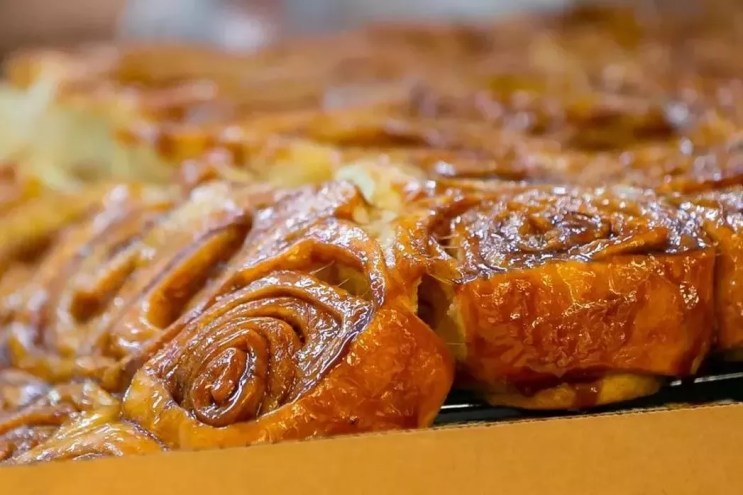close up of cinnamon buns with glaze